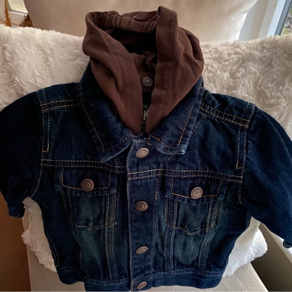 Genuine Baby from OSHKOSH Denim Jean Jacket With Detachable Hood Like New 9Mo - Picture 7 of 11